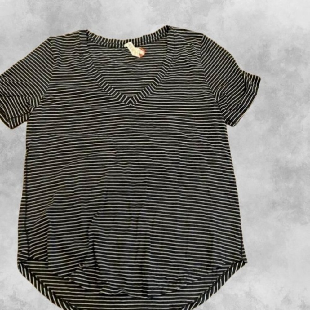 🌷3/$15🌷Lululemon V-Neck T-Shirt Short Sleeve Stripes Pattern